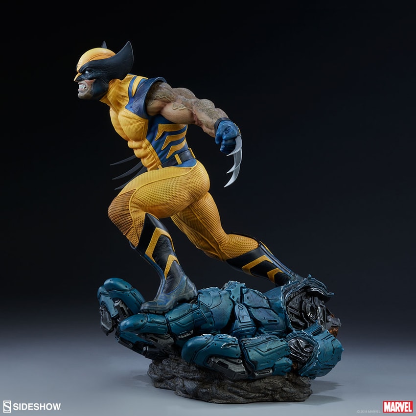 Wolverine Statue Seitenansicht mit detailliertem Kostüm